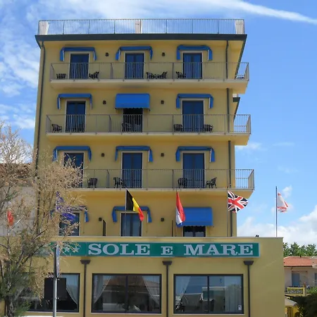 Dependance Dell'hotel Sole E Mare فندق ليدو دي كامايوري